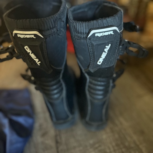 Size 1Y O’Neil fixing boots with toe protector. - Picture 2 of 2